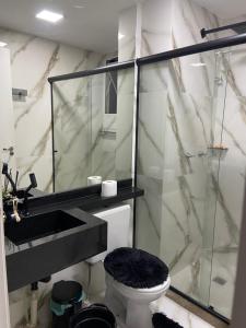 Un baño con ducha, inodoro y lavabo. en Apt Santa Cruz, en Santa Cruz 11 fotos más