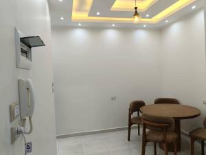 una mesa y sillas en una habitación con una pared en Egypt house, en Talā