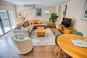 Posezení v ubytování Escape to 57 at Cape View Resort