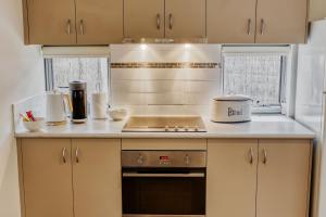 Kuchyň nebo kuchyňský kout v ubytování Escape to 57 at Cape View Resort