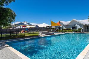 Bazén v ubytování Escape to 57 at Cape View Resort nebo v jeho okolí