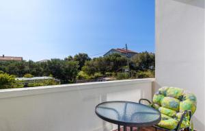 En balkon eller terrasse på 1 Bedroom Nice Apartment In Banjol