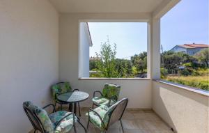 En balkon eller terrasse på 1 Bedroom Nice Apartment In Banjol + 15 billeder