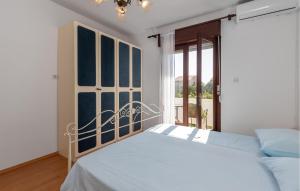 En eller flere senge i et værelse på 1 Bedroom Nice Apartment In Banjol