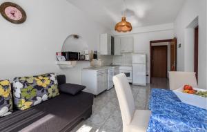 Køkken eller tekøkken på 1 Bedroom Nice Apartment In Banjol