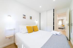 Postel nebo postele na pokoji v ubytování Artistic 2-bedroom apartment with courtyard