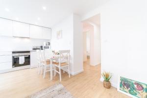 Kuchyň nebo kuchyňský kout v ubytování Artistic 2-bedroom apartment with courtyard + 11 fotografií