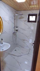 une salle de bain blanche avec un lavabo et des toilettes dans l'établissement Kolkheti Eco Cottages livlivi ლივლივი - small cottage, à Poti