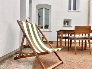 a rocking chair sitting next to a table at Maison chic et cosy in Roye