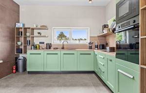 Dapur atau dapur kecil di Lovely Home In Sivati