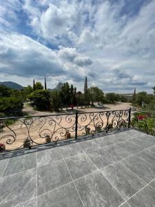 ベルナルにあるCabañas La Rinconada, Bernalのフェンス付きのバルコニーの景色