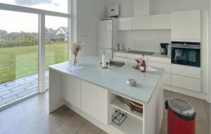 Kuchyň nebo kuchyňský kout v ubytování Pet Friendly Home In Allingåbro With Sauna