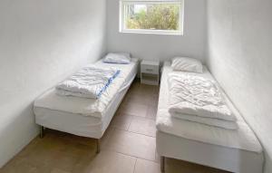 Postel nebo postele na pokoji v ubytování Pet Friendly Home In Allingåbro With Sauna