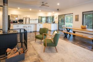 une cuisine et une salle à manger avec une table et des chaises dans l'établissement Valley View, à Dardanup
