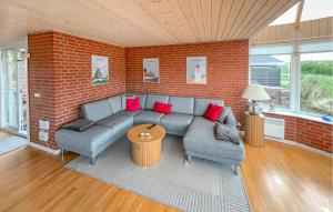 Χώρος καθιστικού στο Amazing Home In Ringkøbing With Sauna