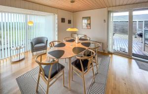 Χώρος καθιστικού στο Amazing Home In Ringkøbing With Sauna