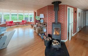 Χώρος καθιστικού στο Amazing Home In Ringkøbing With Sauna