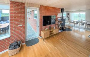 Μια τηλεόραση ή/και κέντρο ψυχαγωγίας στο Amazing Home In Ringkøbing With Sauna