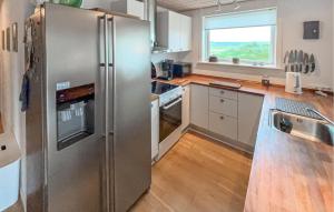 Η κουζίνα ή μικρή κουζίνα στο Amazing Home In Ringkøbing With Sauna +10 φωτογραφίες