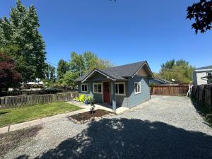 una pequeña casa con entrada en un patio en Ashland Bungalow downtown, en Ashland
