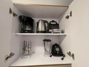 a cupboard filled with kitchen utensils and a blender at Amara 304- Amplio y comodo Apartamento en Laureles in Estación El Salto