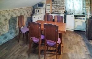 Η κουζίνα ή μικρή κουζίνα στο 2 Bedroom Stunning Apartment In La Grand-Combe