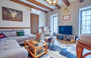 Μια τηλεόραση ή/και κέντρο ψυχαγωγίας στο Lovely Home In Beauregard-De-Terrasso