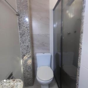 a bathroom with a toilet and a shower at Apartamento inteiro in Itaperuna