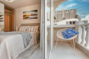 Una cama o camas en una habitación de Designer Oasis - Los Cristianos