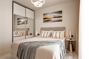 Una cama o camas en una habitación de Designer Oasis - Los Cristianos