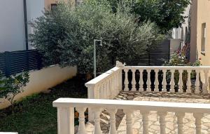 Κήπος έξω από το 2 Bedroom Awesome Apartment In Vir +5 φωτογραφίες