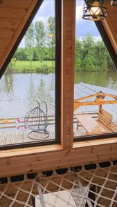 - une vue depuis la fenêtre d'un bateau sur une rivière dans l'établissement Kolkheti Eco Cottages livlivi ლივლივი - small cottage, à Poti