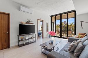 Μια τηλεόραση ή/και κέντρο ψυχαγωγίας στο Vista Bucerias - Rooftop Pool & Stunning Views