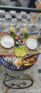 una mesa con platos y comida. en RIAD El YacouT, en Marrakech