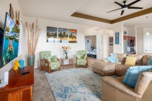 una sala de estar con un sofá y sillas en Ocean View Villa Sunset Pool King's Luxury experience, en Kailua-Kona