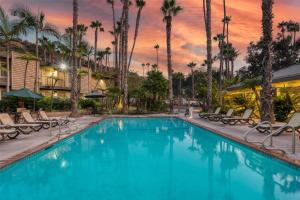 una piscina en un resort con palmeras en Best Western Seven Seas, en San Diego