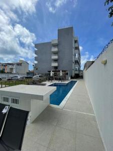 Bazén v ubytování Apê Com 2 Ares-Condicionados, a 100m da Praia! nebo v jeho okolí
