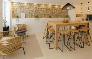 Una cocina o cocineta en Amazing Home In Pag With Wifi