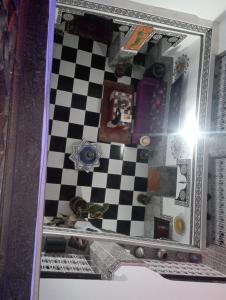 Un espejo con suelo a cuadros en una habitación. en RIAD El YacouT, en Marrakech 81 fotos más