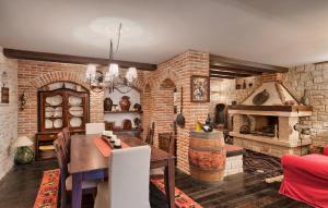 une cuisine avec une table et un mur en briques dans l'établissement Lovely Home In Kastelir, à Kaštelir