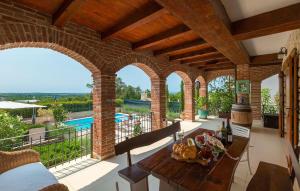 une terrasse avec une table et de la nourriture. dans l'établissement Lovely Home In Kastelir, à Kaštelir 40 autres photos