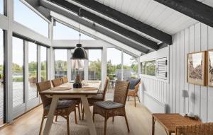 Un comedor con mesa y sillas en 2 Bedroom Nice Home In Hejls, en Hejlsminde