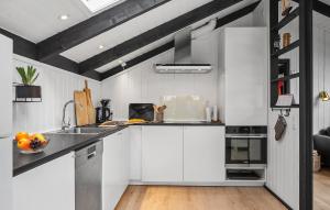 Una cocina con gabinetes blancos y encimera. en 2 Bedroom Nice Home In Hejls, en Hejlsminde