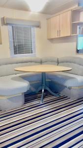 Χώρος καθιστικού στο Happy Days Caravan Park - Lovely Spacious 3 Bed Caravan