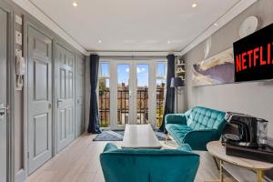 a living room with a couch and a table at Imperial Inn Studios in London