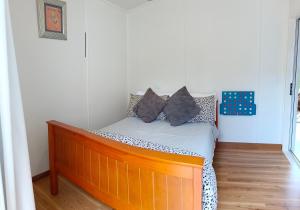Ένα ή περισσότερα κρεβάτια σε δωμάτιο στο Seaview Beach House Karikari +28 φωτογραφίες