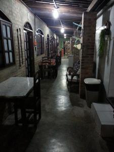 レシフェにあるPousada Hostel capitão da praiaのレストランのテーブルと椅子が備わる部屋