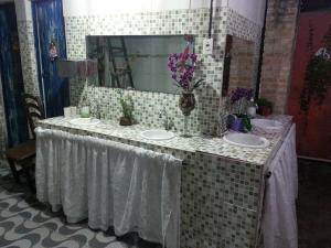 レシフェにあるPousada Hostel capitão da praiaの洗面台が2つと鏡があるバスルーム