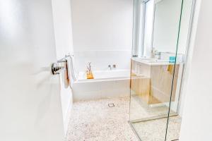 un baño con bañera y lavabo en Casa de Reis - Beach House, en Dunsborough 19 fotos más