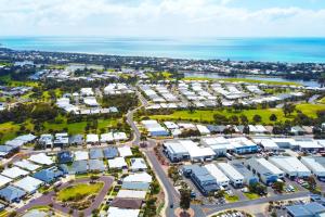 una vista aérea de una ciudad con edificios en Casa de Reis - Beach House, en Dunsborough